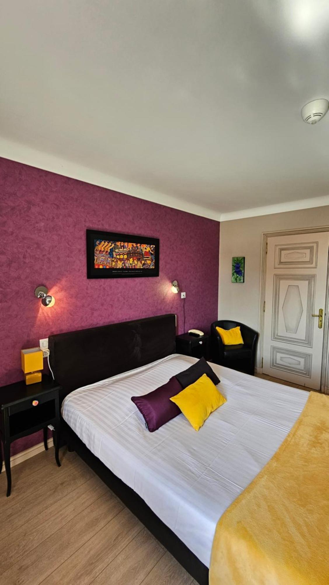 Hotel Les Deux Magots 라로슈베르나르 외부 사진